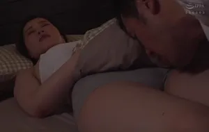 3 ngày ông chồng đi công việc, vợ yêu ở nhà nữa đêm bị bố người chồng mò vào phòng