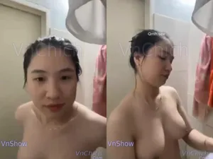 Gái vú đẹp, vừa call với em ghệ vừa tắm