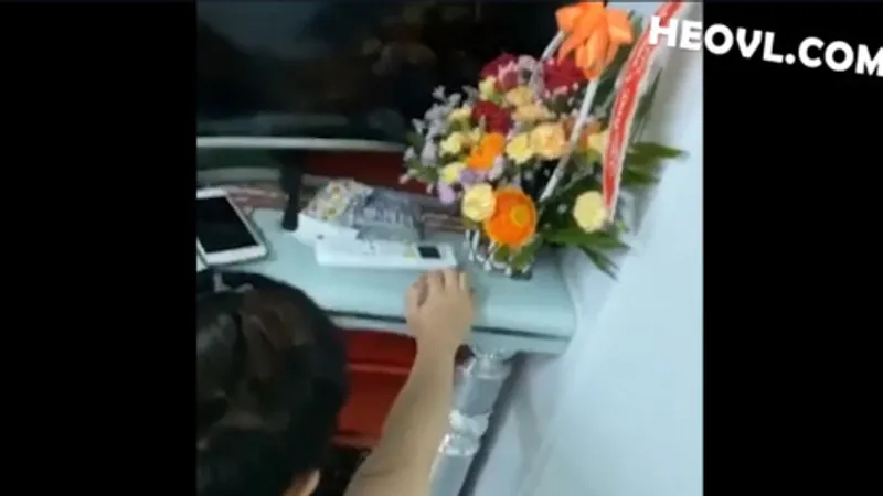 Không chịu đi tắm vì dâm đãng quá cần quan hệ luôn !