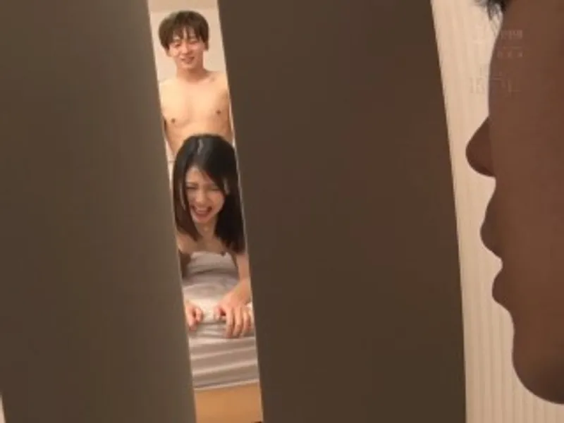 Thanh niên đang vụng trộm với chị gần nhà thì anh người chồng về...