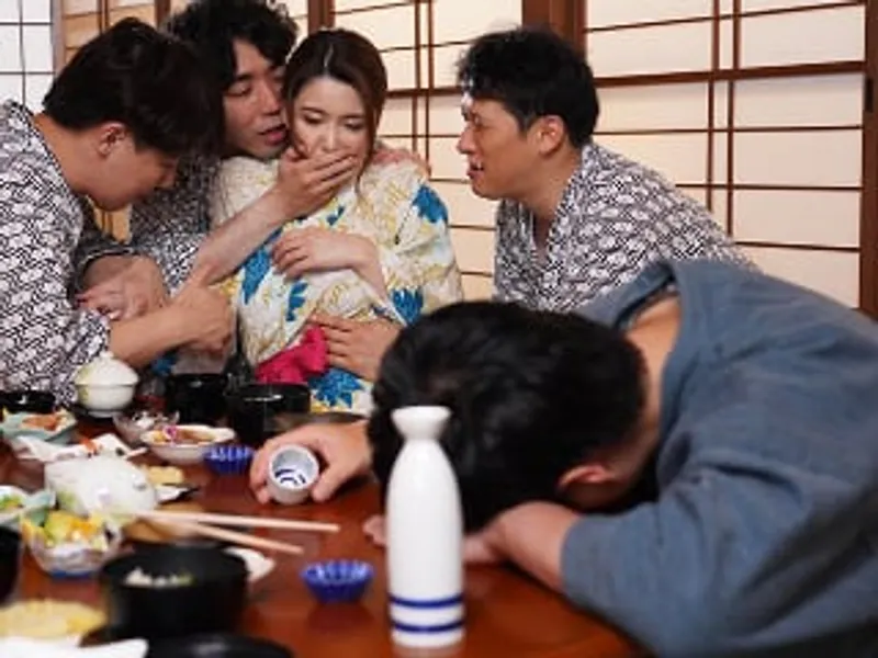 đưa cô vợ đi suối nước nóng, ông chồng không biết vợ bị người khác địt sấp mặt