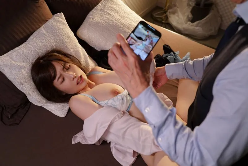 Quản lý chuốc thuốc em thư ký bắt chịch cả đêm khi đi làm ăn xa