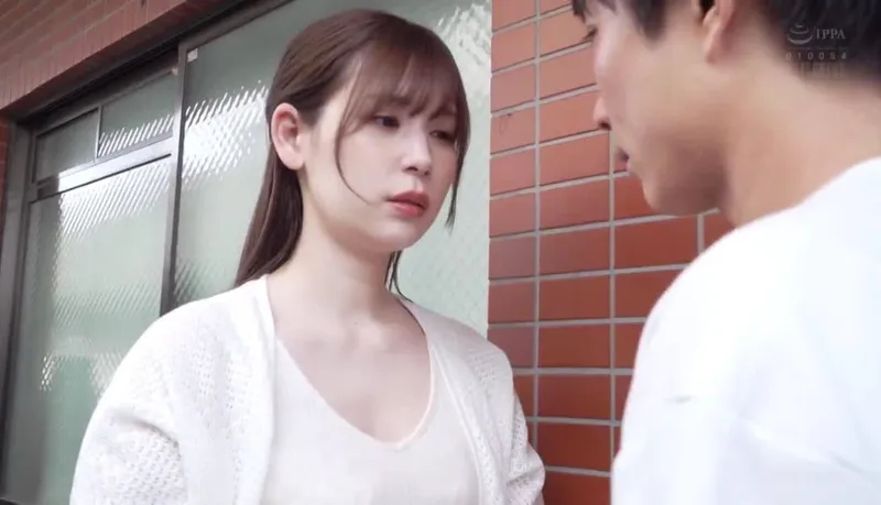 Chồng tẻ nhạt, cô vợ nhận ra cậu thanh niên nhà kề bên tốt hơn