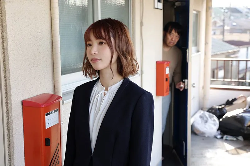 Gã cạnh nhà biến thái thường xuyên nghe tiếng rên của đôi vợ yêu ông chồng trẻ cạnh bên