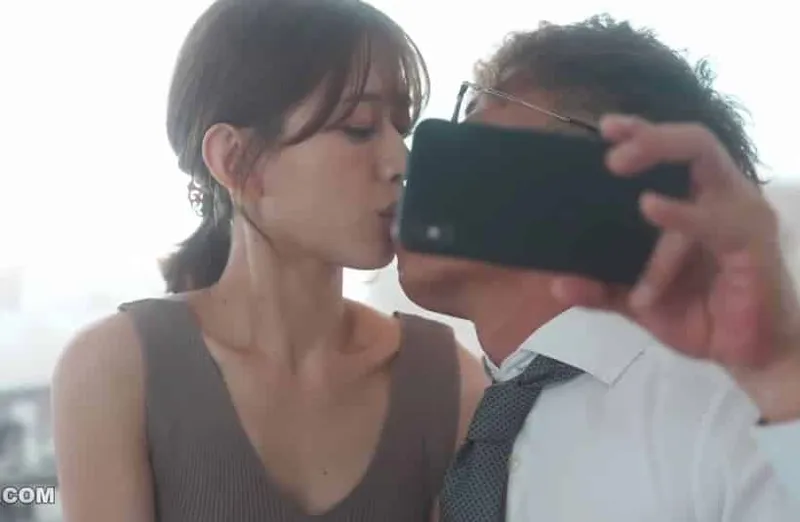 Thấy vợ hơi lạ, người chồng xem điện thoại cô vợ và thấy cảnh phang với cấp trên của mình