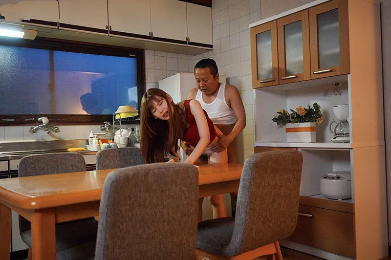 Con gái bị gã chồng mới của má nắc mỗi ngày, cho dù đã có người yêu