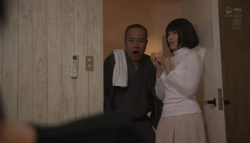 Bố người chồng gài bẫy vợ của con trai để tống tình mỗi ngày