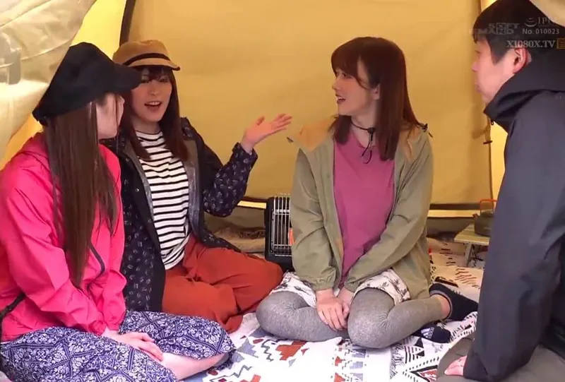 Chuyện lạ đời, anh xã thay vợ yêu đi cắm trại với mấy cô bạn của người vợ ở khu phố…