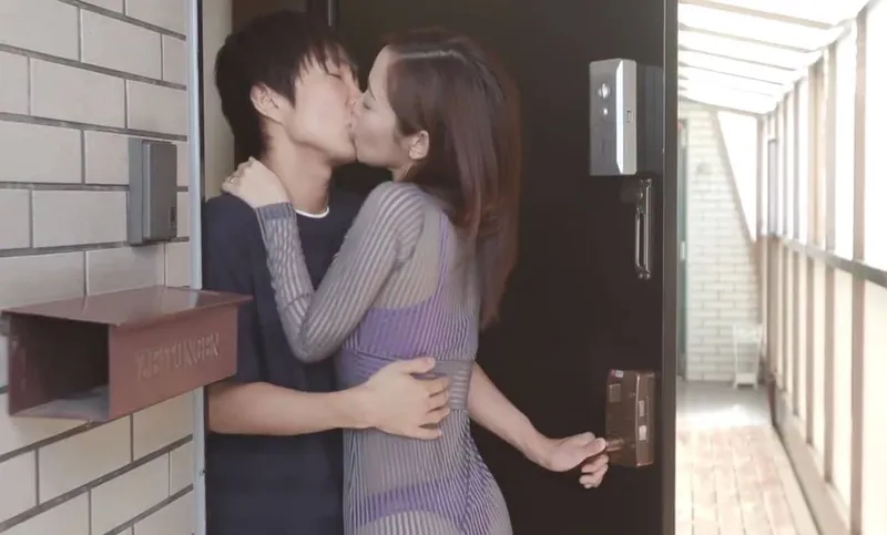 Cô hàng xóm với chiếc quần lót lọt khe và cậu nhóc nhà sát bên may mắn