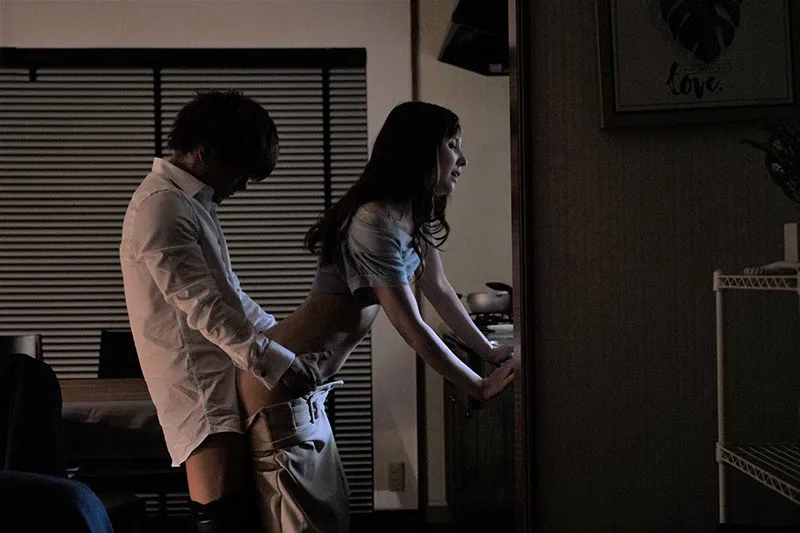 Tiền bối đi bàn việc làm ăn, cậu nhân viên đến nhà đụ người vợ ông ấy