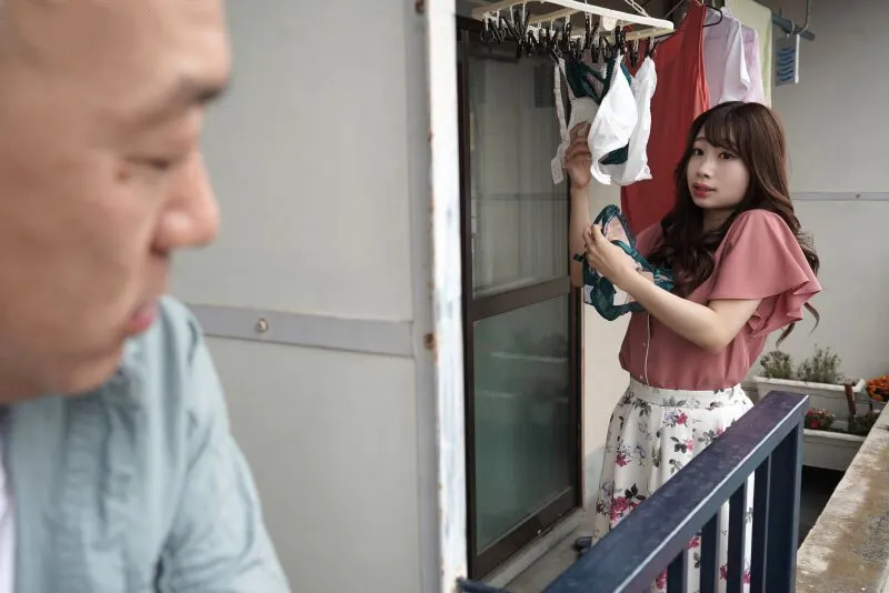 Gã nhà bên chuyên soi mói và cặp người vợ ông xã thường xuyên rên la quá to